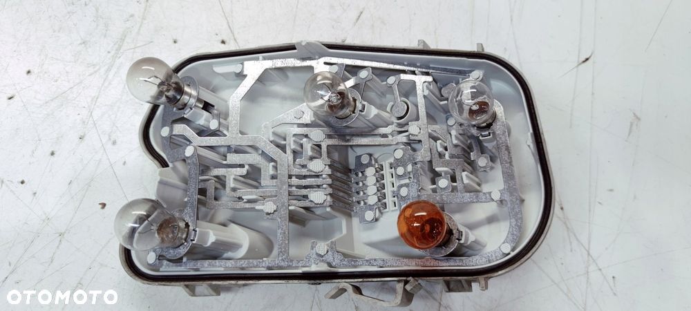 WKŁAD LAMPY W BŁOTNIK PRAWY TYŁ AUDI A6 C6 SEDAN ZWYKŁY NA ŻARÓWKI 4F5 - 1
