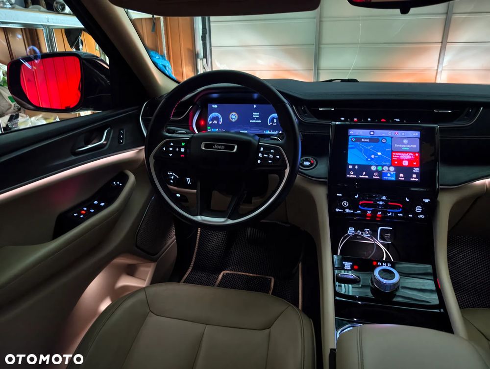 Jeep Grand Cherokee - 32