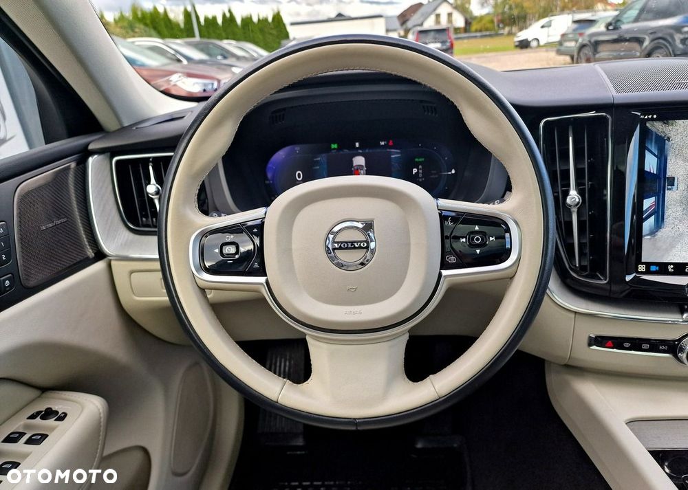 Volvo XC 60 T6 Plug-In Hybrid AWD Ultra Dark - 24