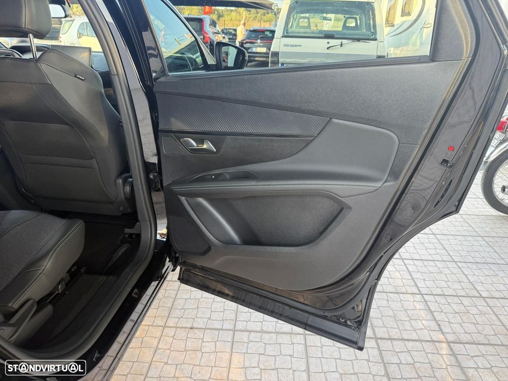 Peugeot 5008 1.2 PureTech Allure Pack EAT8 - 18