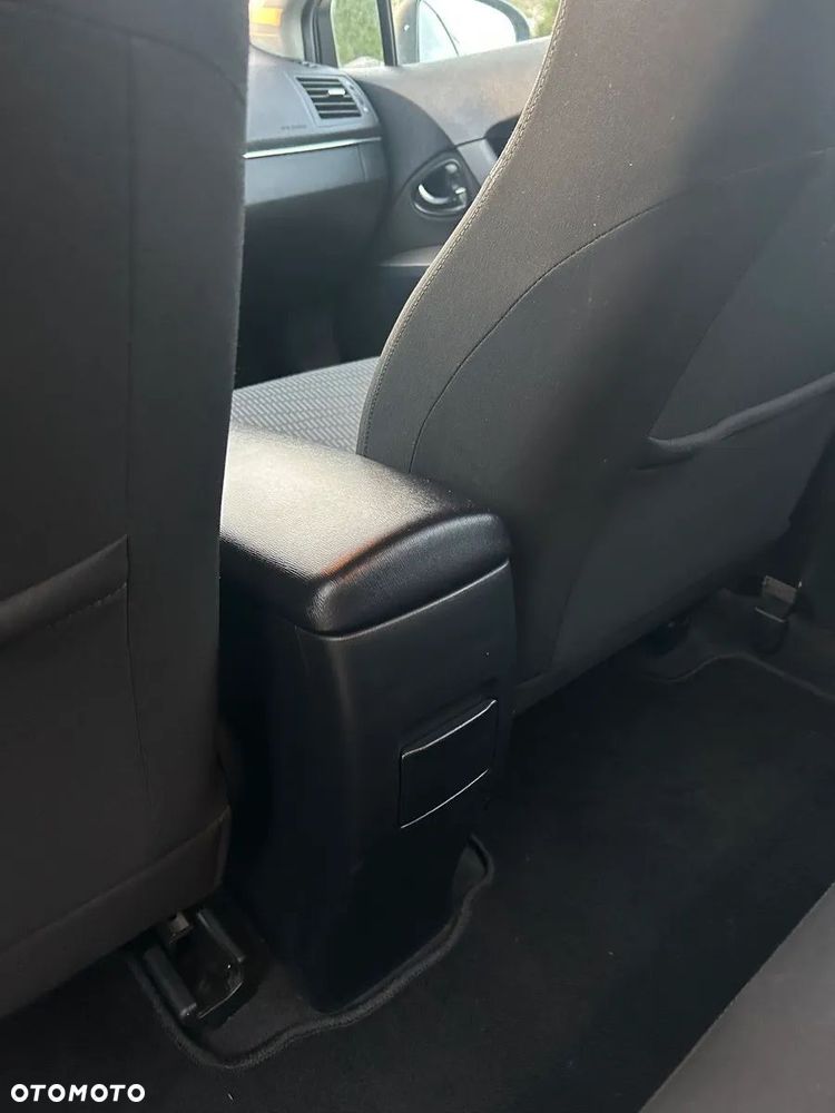 Toyota Avensis Combi 2.0 D-4D Sol - 20