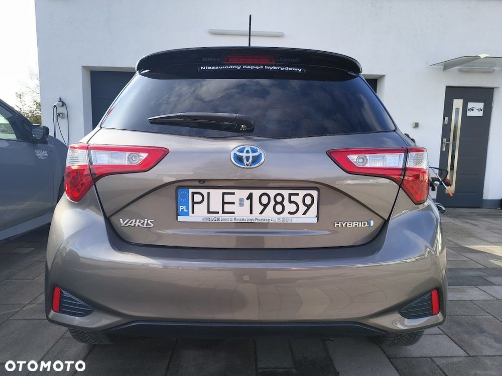 Toyota Yaris Hybrid 100 Selection - 22