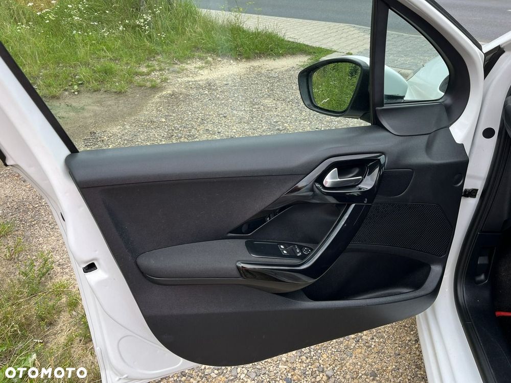 Peugeot 208 - 12