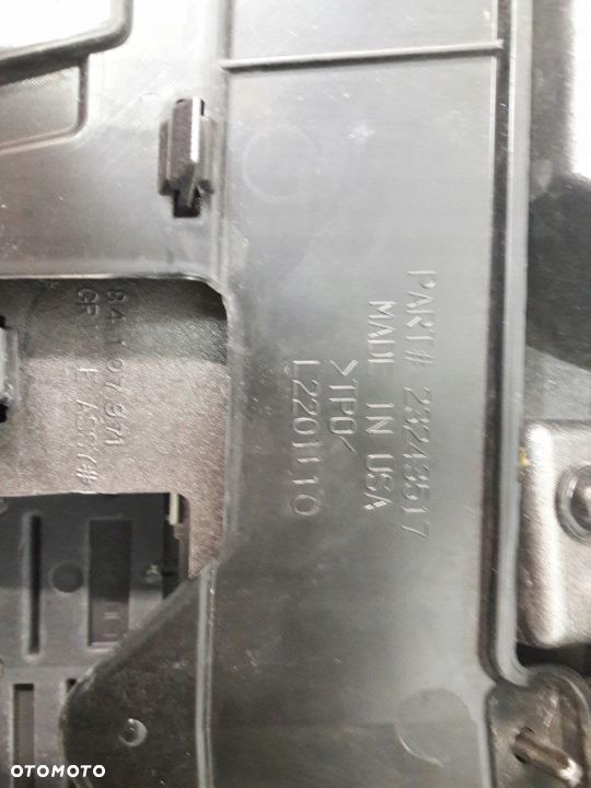 Cadillac XT5 Platinum grill atrapa znaczek chrom - 5