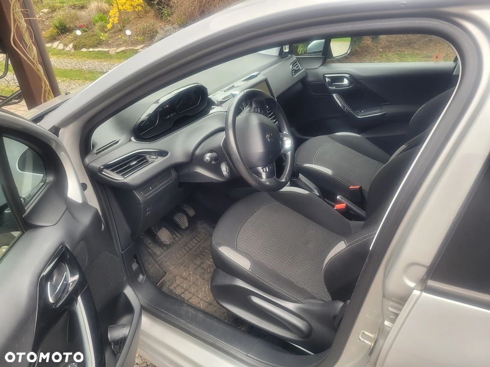 Peugeot 208 - 10