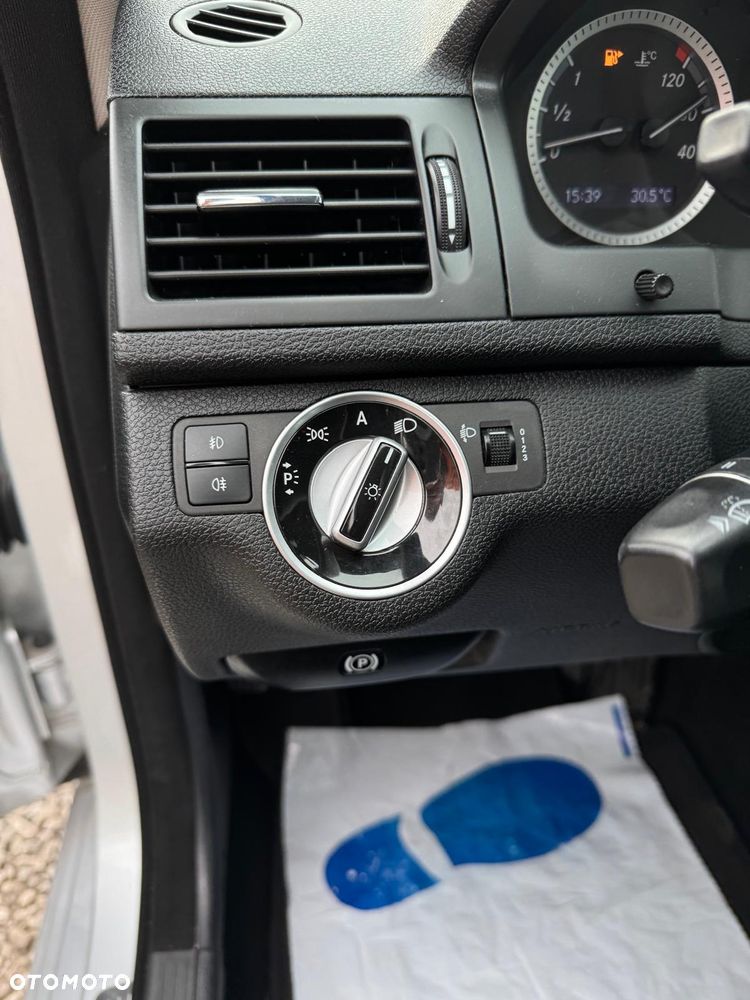 Mercedes-Benz Klasa C 180 BlueEFFICIENCY 7G-TRONIC Elegance - 32