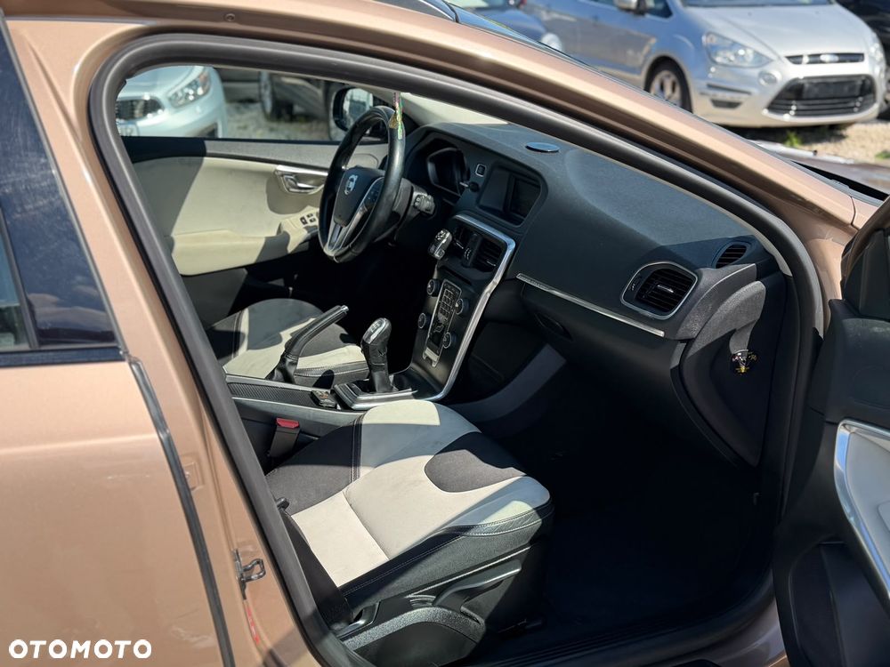 Volvo V40 D2 R Design - 14