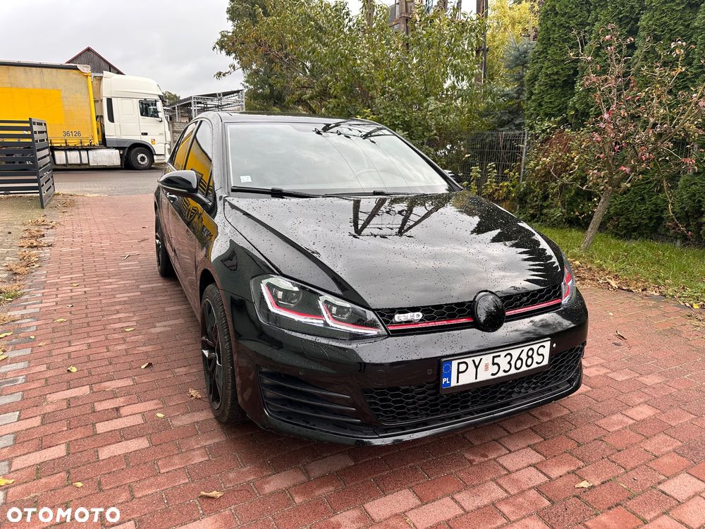 Volkswagen Golf - 1