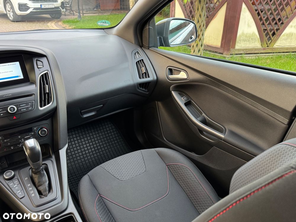 Ford Focus 1.5 EcoBoost ST-Line - 12