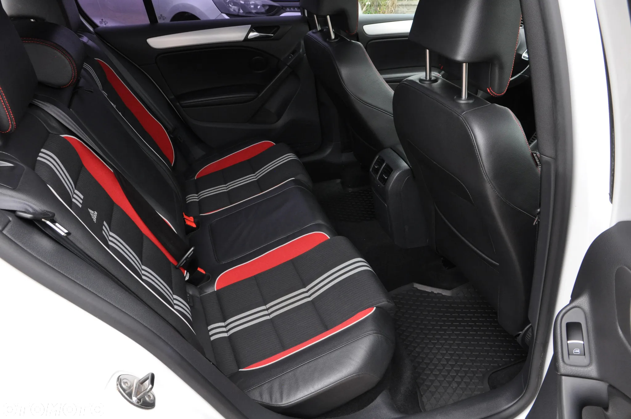 Volkswagen Golf 2.0 GTI DSG adidas - 11