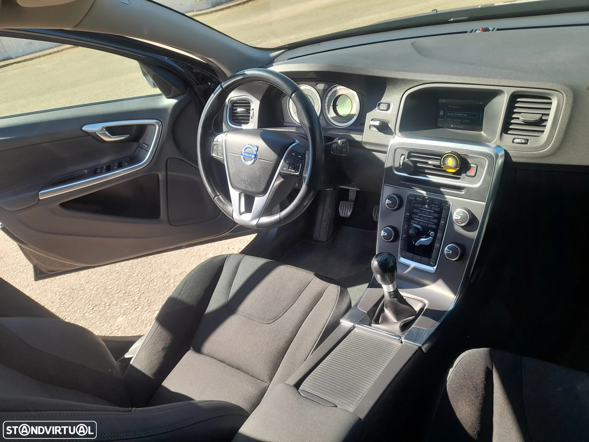 Volvo V60 2.0 D3 Momentum - 4