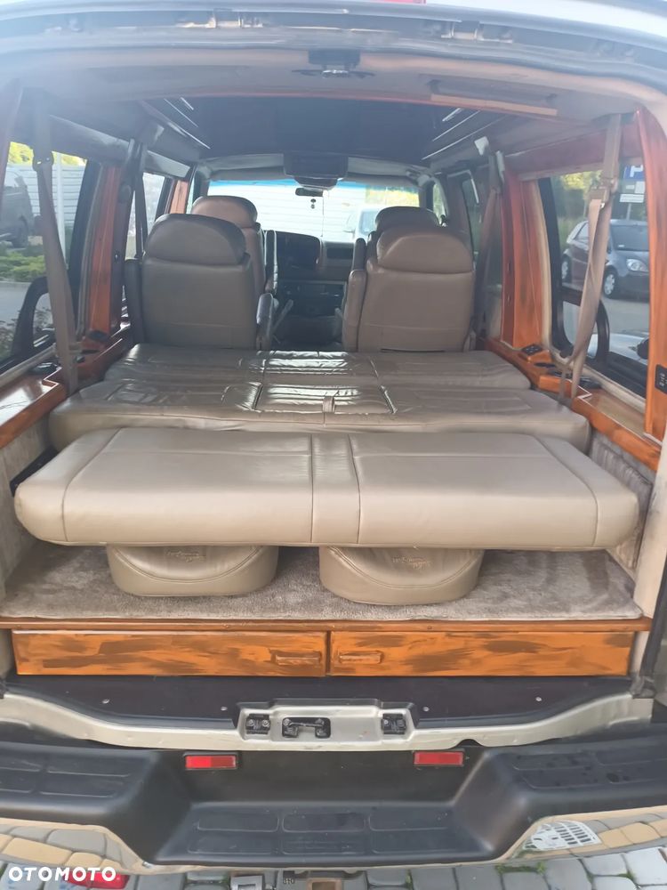 GMC Savana - 12