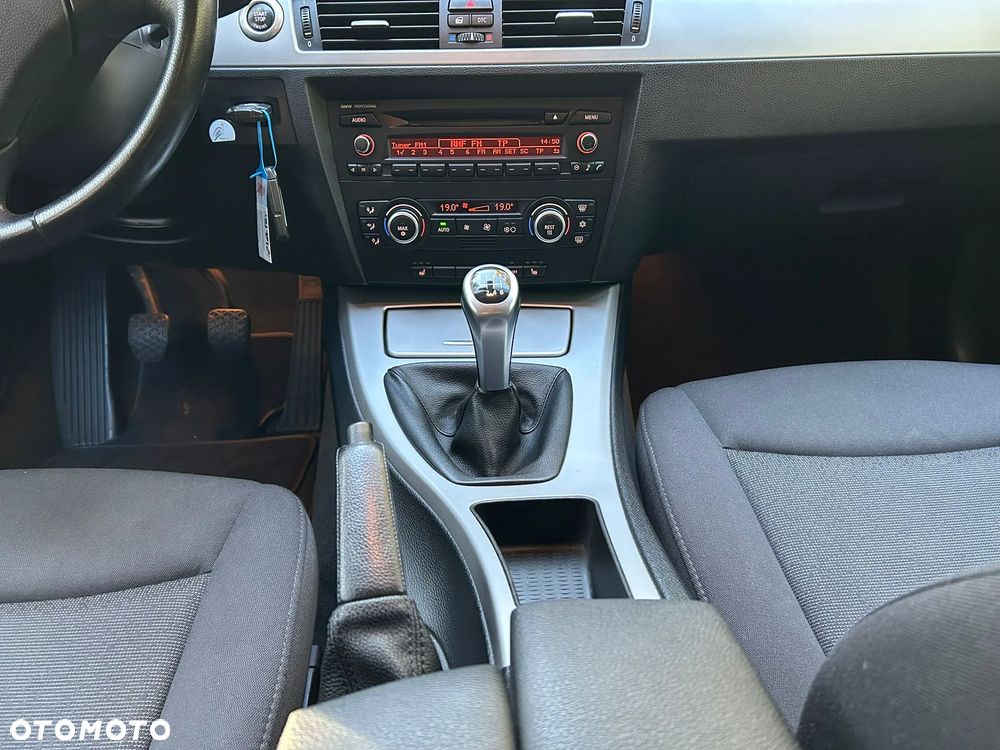 BMW Seria 3 318i Touring - 16