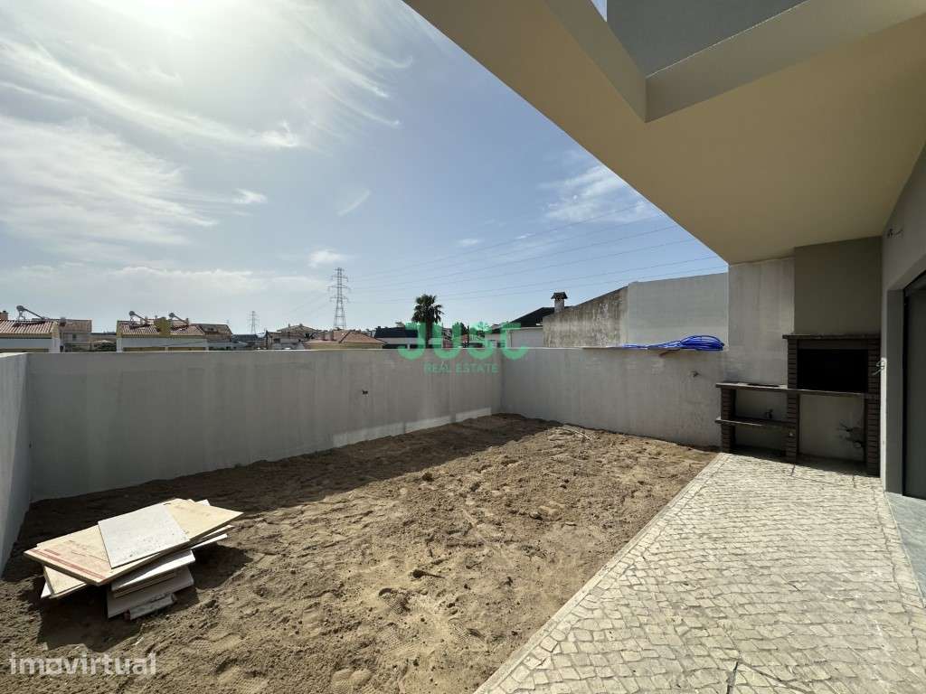 Moradia T3 com 2 suítes em Fernão Ferro. - Grande imagem: 4/25