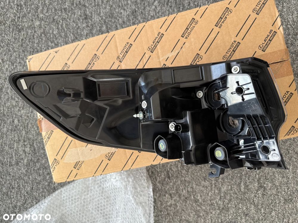 TOYOTA COROLLA E21 LAMPA TYŁ TYLNA PRAWA 19- KOMBI 81551-02D30 - 4