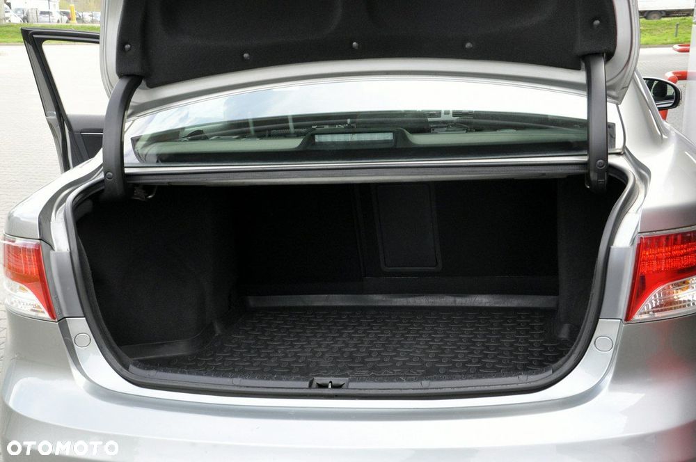 Toyota Avensis 1.8 Active - 11