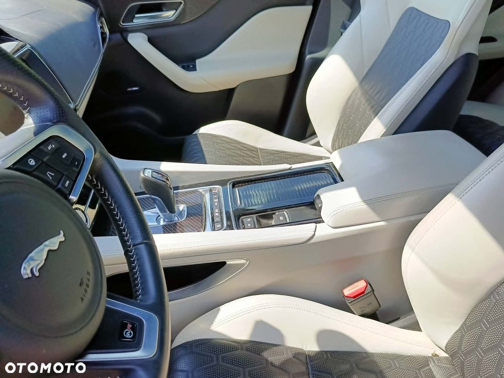 Jaguar F-Pace P550 AWD SVR - 13
