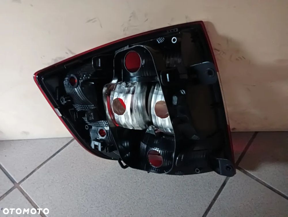 Skoda Rapid prawa lampa tyl EU - 2