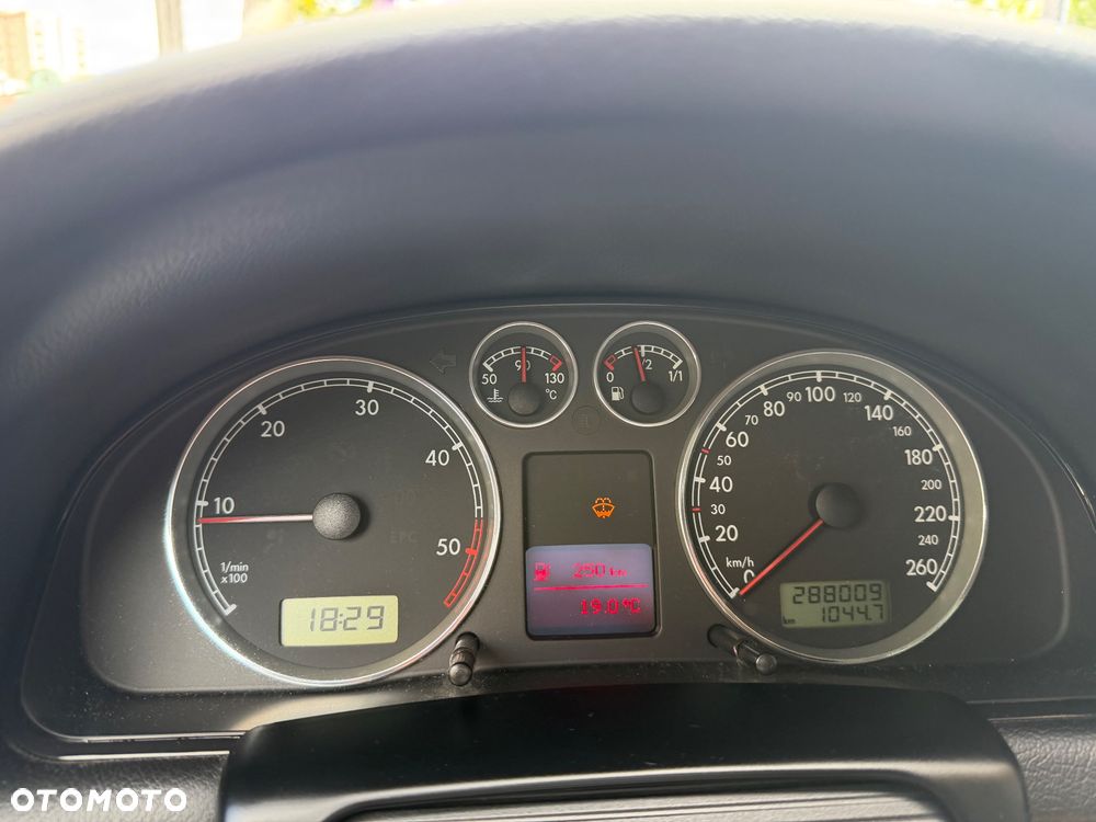 Volkswagen Passat 1.9 TDI Highline - 14