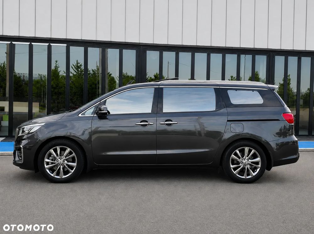 Kia Carnival - 2
