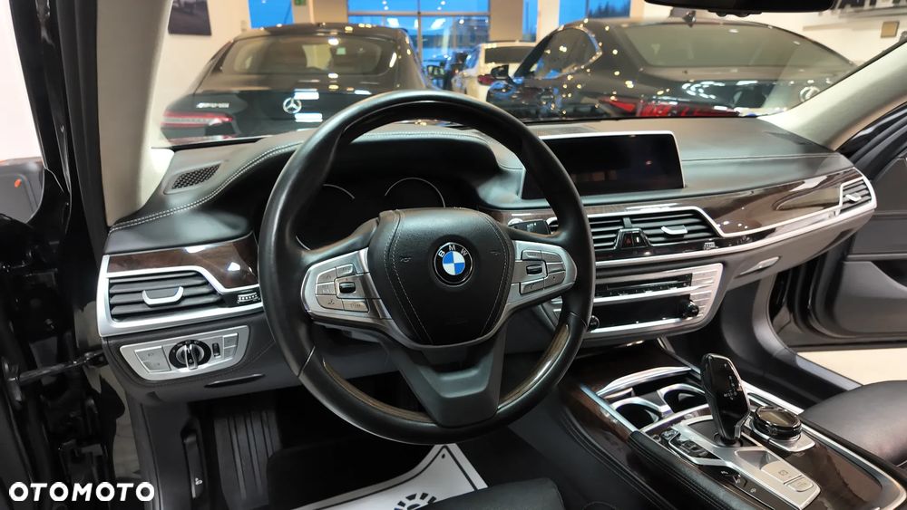 BMW Seria 7 750Li xDrive - 24
