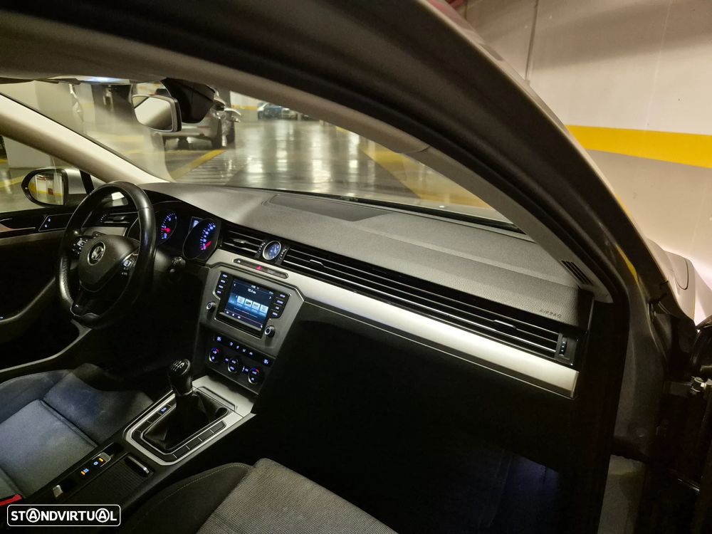 VW Passat Variant 2.0 TDI Trendline - 26