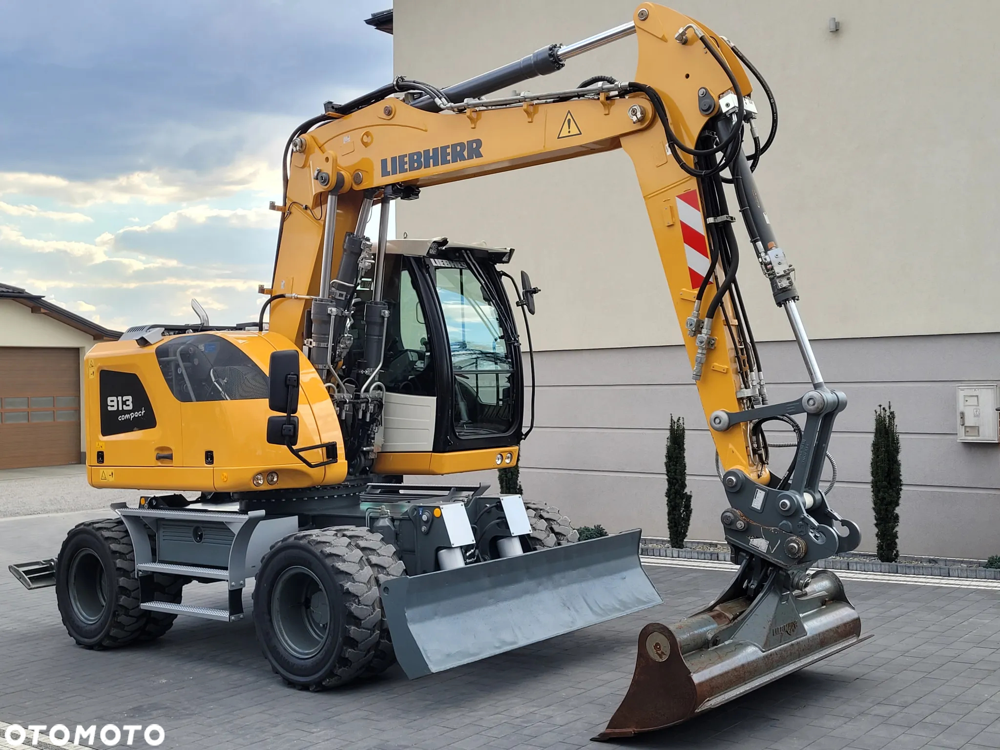 Liebherr A913 compact / 3400h / jak NOWA!!! / - 2