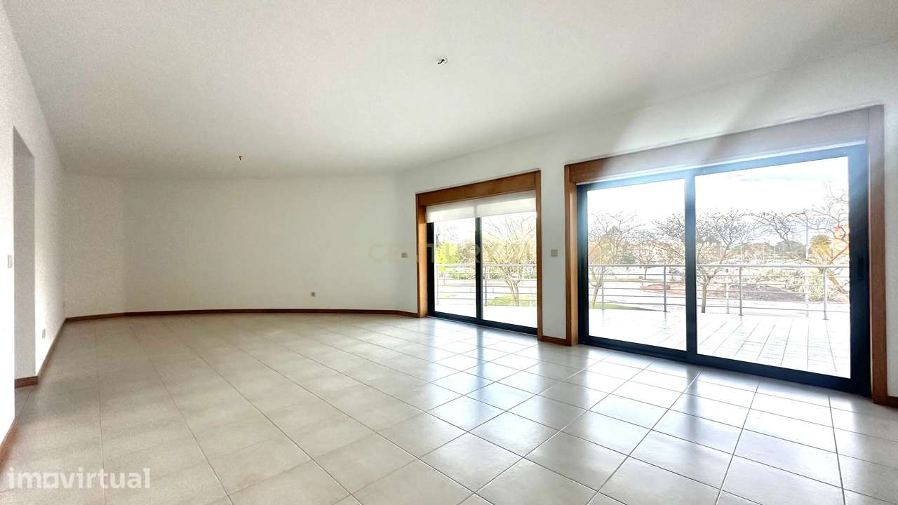 Apartamento T4 com Terraço, Varandas, Garagem e Lugar de Estacionament - Grande imagem: 5/40