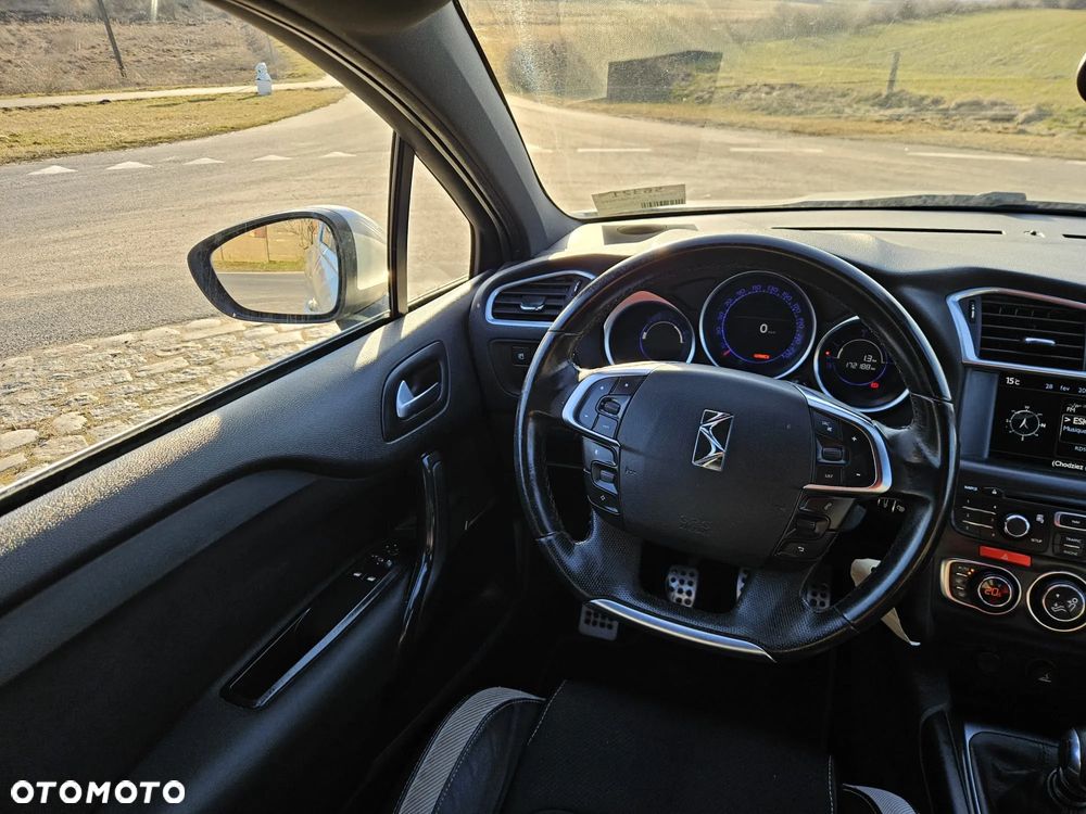 Citroën DS4 e-HDi 110 SoChic - 28