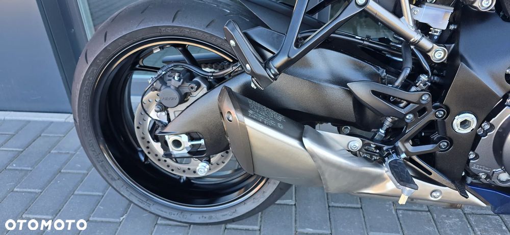 Suzuki GSX - 23