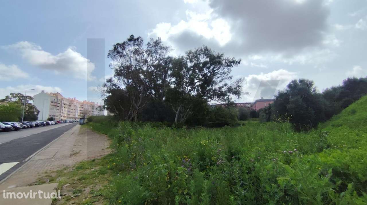 Terreno Urbano | 225 m2 de construção| Oportunidade Única em Zona de E - Grande imagem: 2/15
