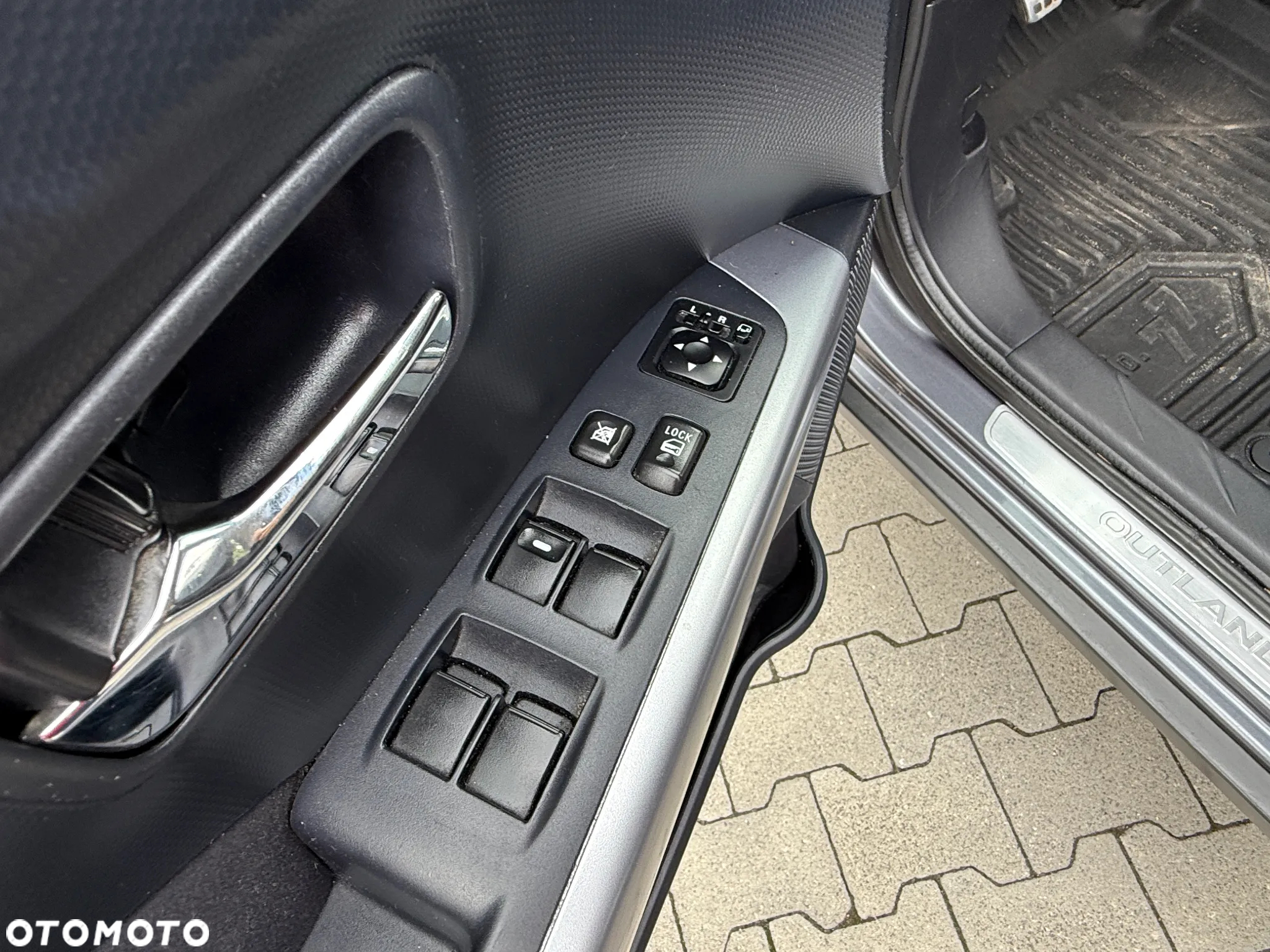 Mitsubishi Outlander 2.4 Intense + - 32