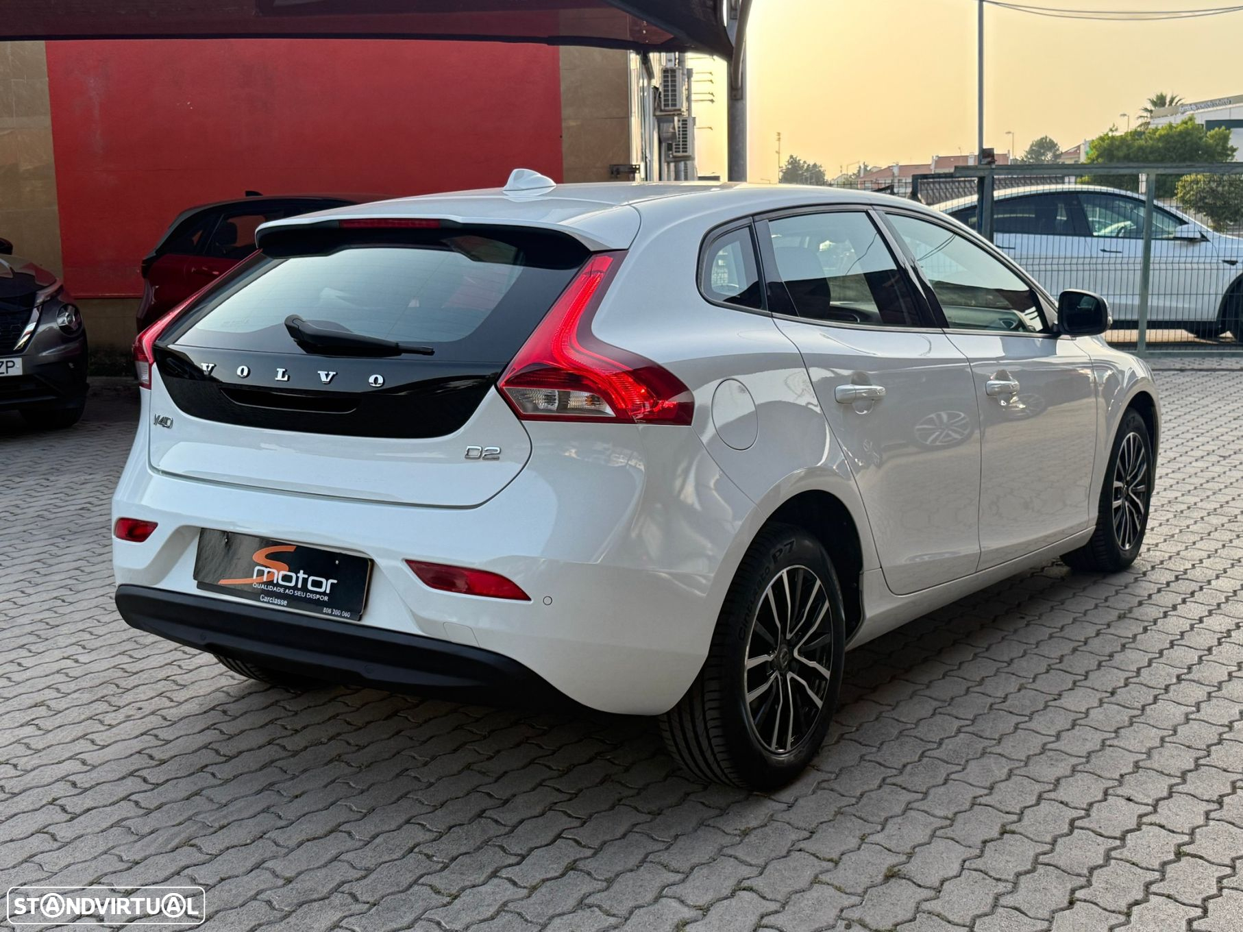 Volvo V40 2.0 D2 Momentum Geartronic - 4