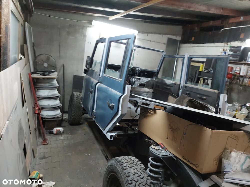 Land Rover Defender - 33