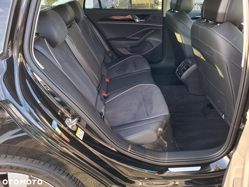 Volkswagen Passat Variant 2.0 TDI SCR DSG Elegance - 13