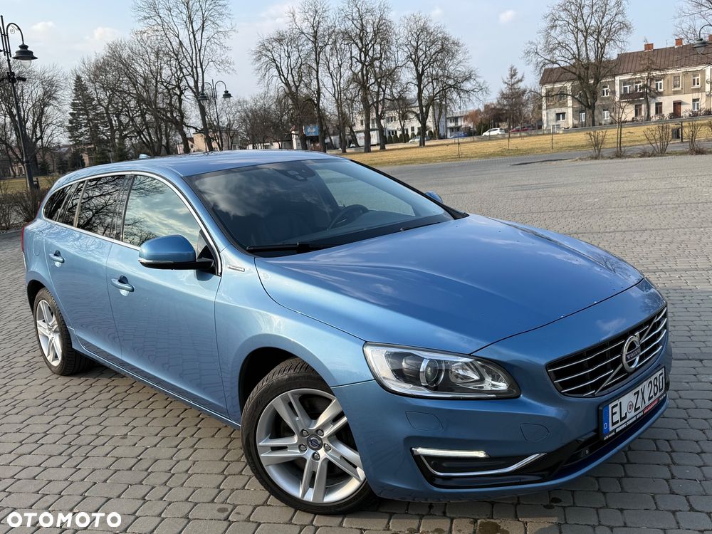 Volvo V60 D6 AWD Plug-in Hybrid Momentum - 4
