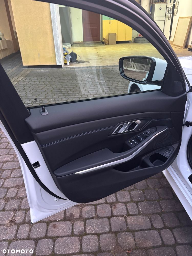 BMW Seria 3 330i xDrive - 30
