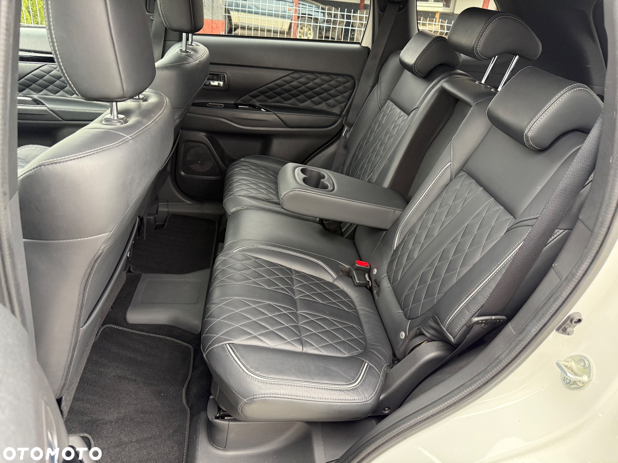 Mitsubishi Outlander 2.4 4WD Plug-In Hybrid Top - 36