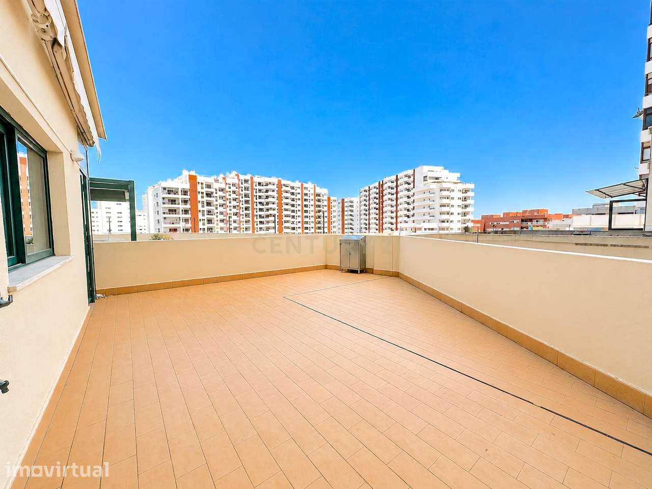 T1 com terraço privado a 350 metros do areal da praia da Rocha - Grande imagem: 2/17