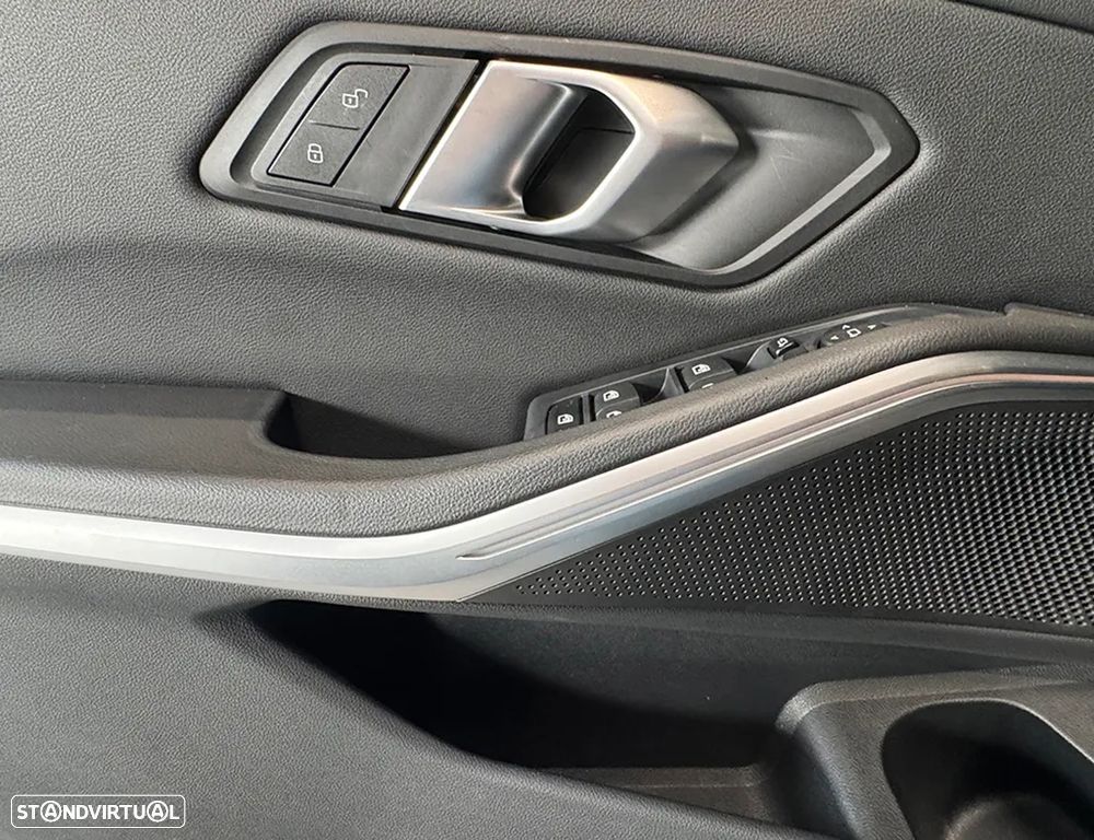 BMW 320 d Touring Pack Desportivo M Auto - 16