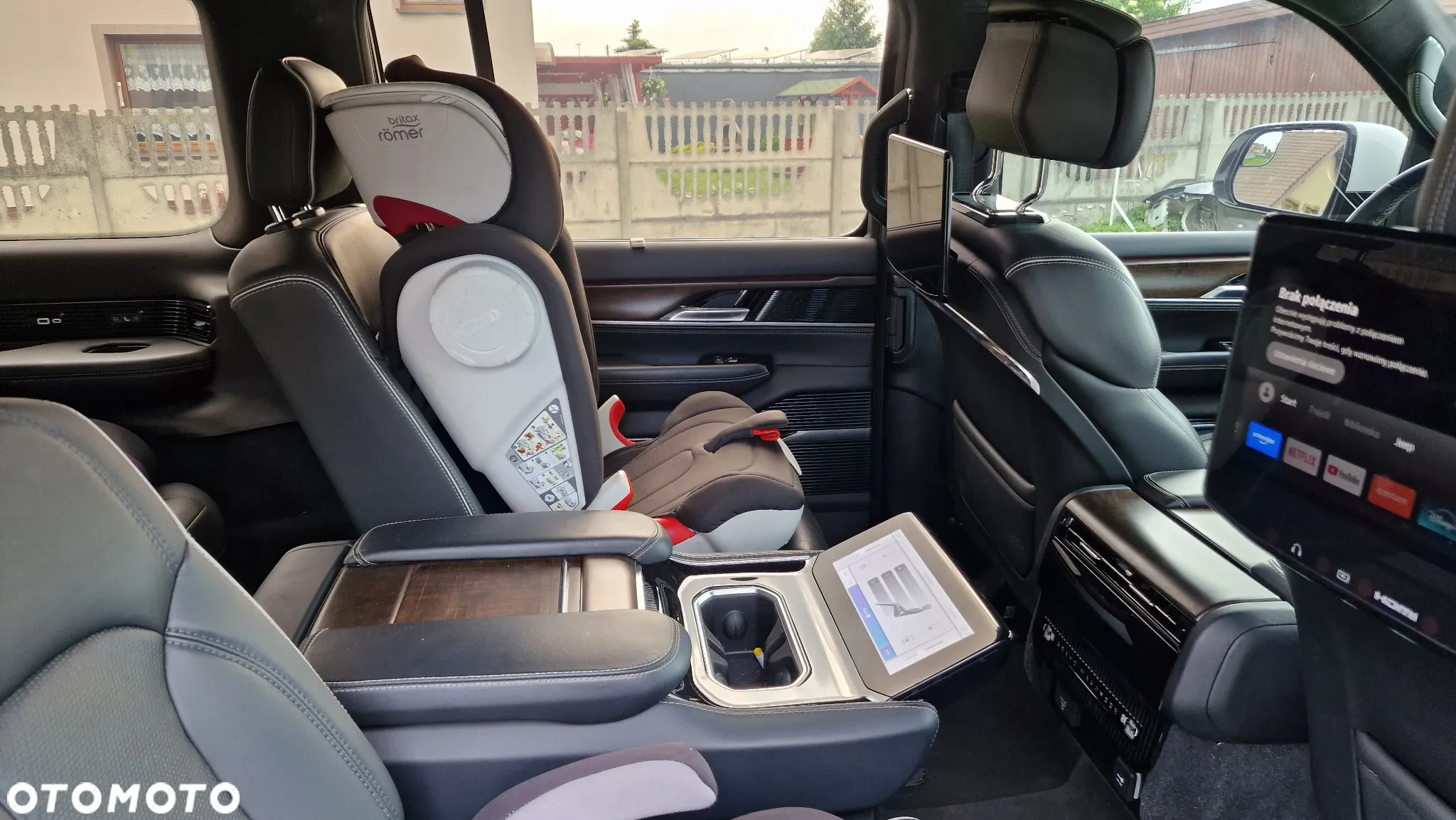 Jeep Grand Wagoneer - 18