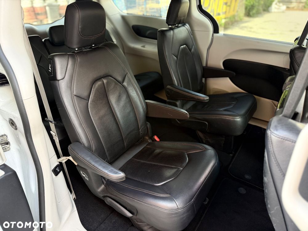 Chrysler Pacifica - 16