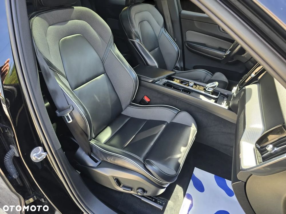 Volvo XC 60 B4 D AWD Plus Dark - 18