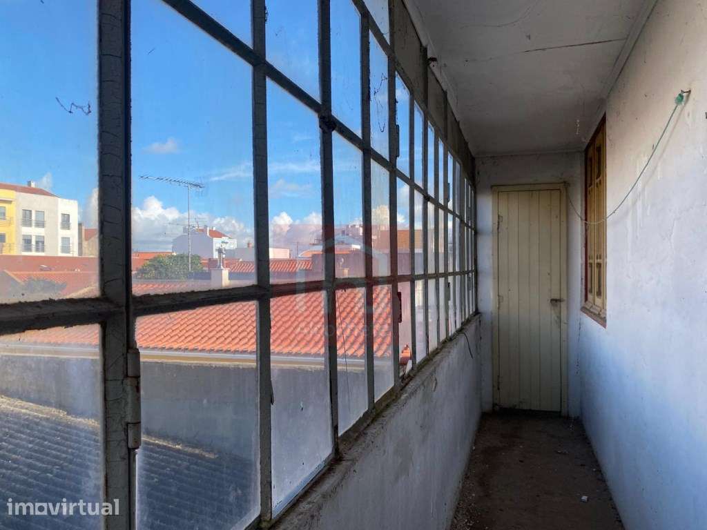 Prédio de 2 pisos para recuperar com logradouro no centro do Montijo - Grande imagem: 3/23