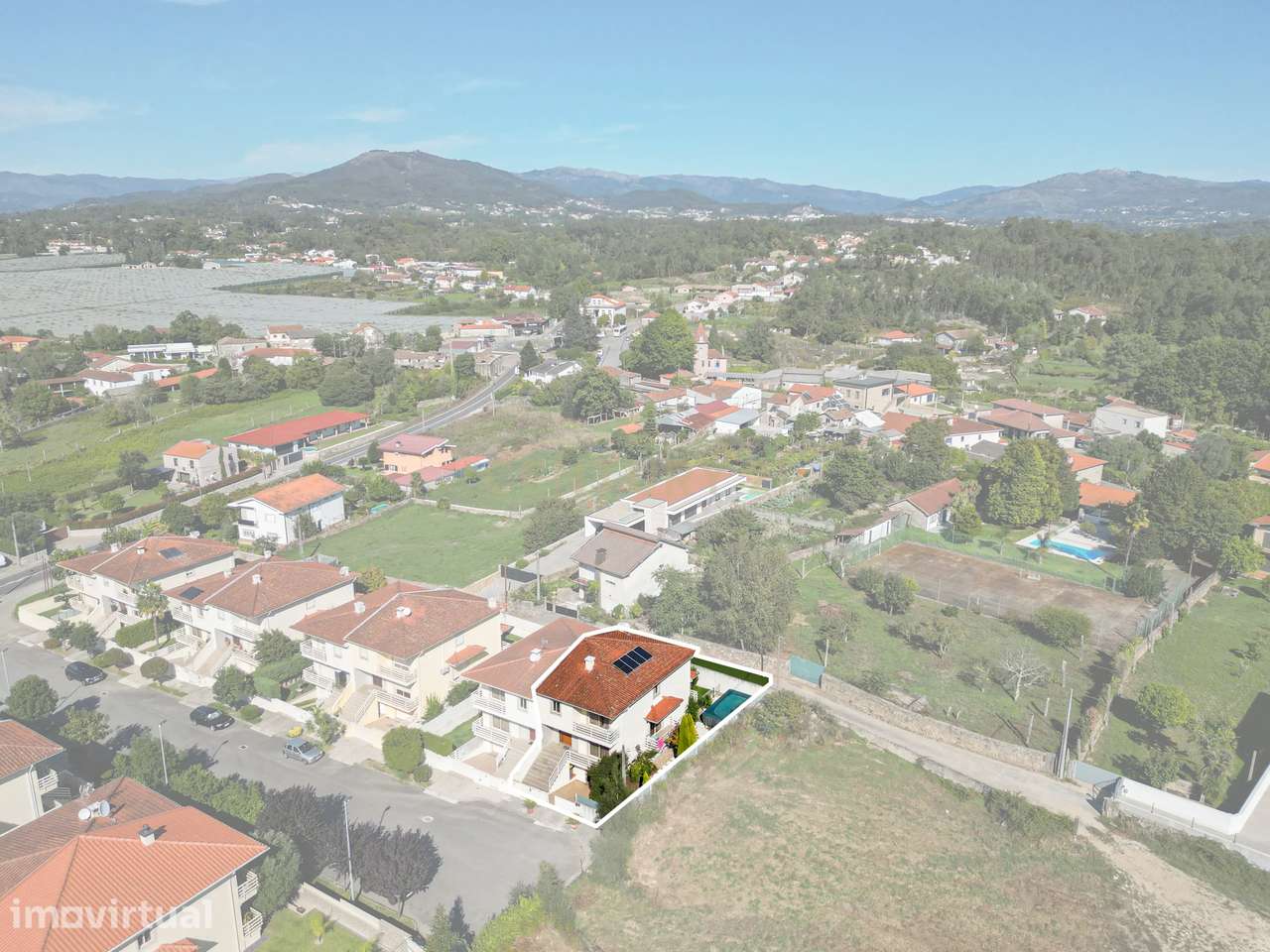 Moradia T3 com Suite, Excelentes Áreas e Vista Desafogada em Lago, Ama - Grande imagem: 3/24