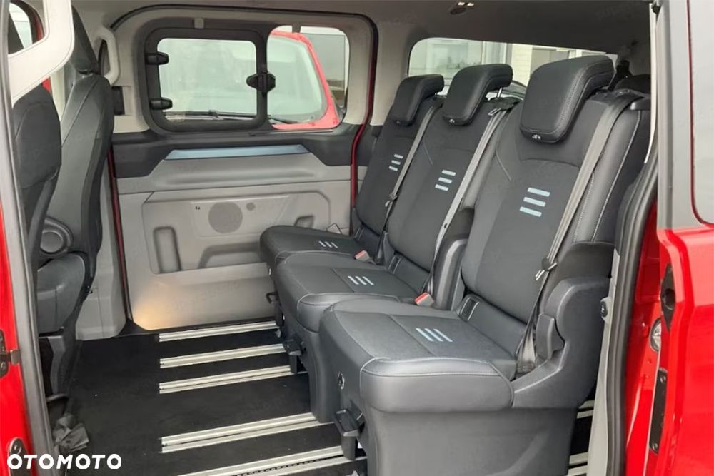 Ford Tourneo Custom - 12