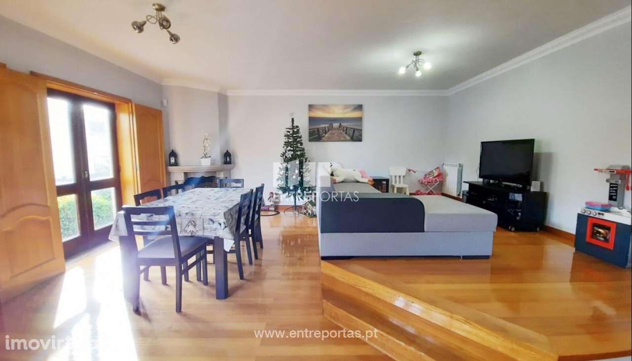 Venda de Moradia V4 com jardim, no centro da cidade da Póvoa de Varzi - Grande imagem: 3/26