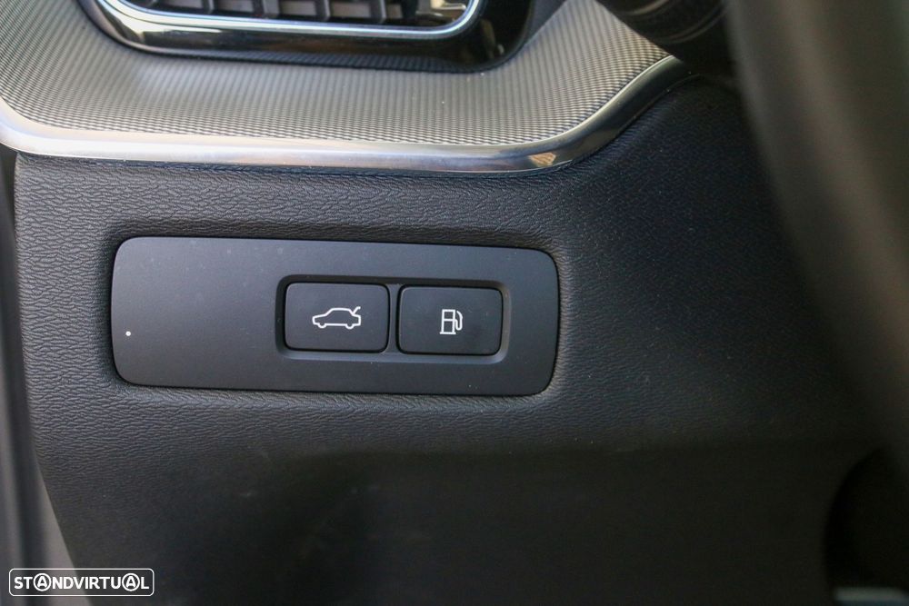 Volvo XC 60 2.0 T6 PHEV Plus Dark AWD — fotografia 23