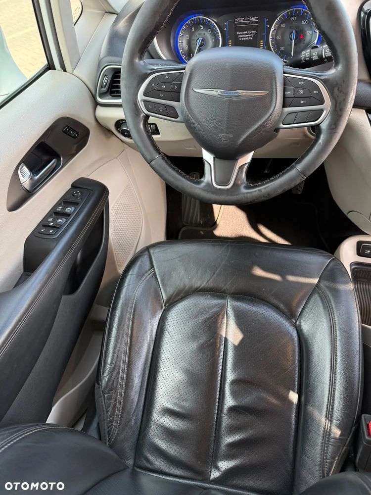 Chrysler Pacifica - 16