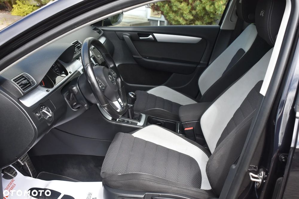 Volkswagen Passat 2.0 TDI DPF R-Line Edition - 24